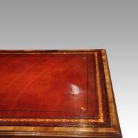 Walnut Pedestal Desk by Waring and Gillow (9 of 18) Walnut Pedestal Desk by Waring and Gillow (9 of 18)