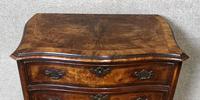 An 18th Century Style Figured Walnut Serpentine Chest of Drawers (8 of 12) An 18th Century Style Figured Walnut Serpentine Chest of Drawers (8 of 12)