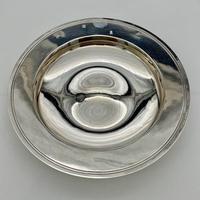 20th Century Modern Large Sterling Silver Armada Dish London 1994 Mappin & Webb (2 of 7) 20th Century Modern Large Sterling Silver Armada Dish London 1994 Mappin & Webb (2 of 7)