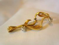 9ct Gold & Diamond Leaf Pendant 1980 Fully Hallmarked 2.8cm Length 1.1 Grams (7 of 9) 9ct Gold & Diamond Leaf Pendant 1980 Fully Hallmarked 2.8cm Length 1.1 Grams (7 of 9)