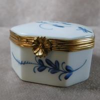 Limoges "Porcelaines de Chantilly" Porcelain Box (2 of 6) Limoges "Porcelaines de Chantilly" Porcelain Box (2 of 6)
