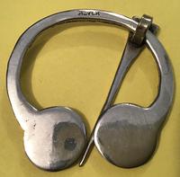 Vintage Scottish Silver Celtic Design Penannular Brooch (3 of 4) Vintage Scottish Silver Celtic Design Penannular Brooch (3 of 4)