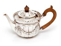 Victorian Silver Bachelor Style Tea Pot with a Crested Body (6 of 7) Victorian Silver Bachelor Style Tea Pot with a Crested Body (6 of 7)