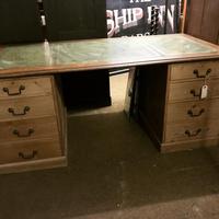 G. W. R Large Pine & Oak Leather Topped Desk (13 of 17) G. W. R Large Pine & Oak Leather Topped Desk (13 of 17)