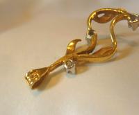9ct Gold & Diamond Leaf Pendant 1980 Fully Hallmarked 2.8cm Length 1.1 Grams (8 of 9) 9ct Gold & Diamond Leaf Pendant 1980 Fully Hallmarked 2.8cm Length 1.1 Grams (8 of 9)