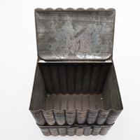 Huntley & Palmers Embossed Litho Biscuit Tin (4 of 5) Huntley & Palmers Embossed Litho Biscuit Tin (4 of 5)