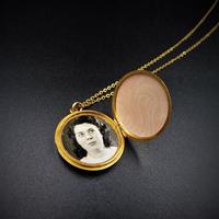 Antique Round Pin Stripe 9ct 9K Yellow Gold Circle Photo Locket & Chain Necklace (9 of 10) Antique Round Pin Stripe 9ct 9K Yellow Gold Circle Photo Locket & Chain Necklace (9 of 10)